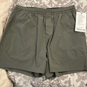 Never worn Lulu Bowline Short 5”